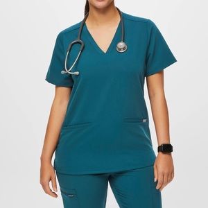 Figs Casma 3 Pocket Scrub Top